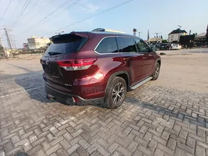 Toyota Highlander XLE 4x2 V6 (3.5L 6cyl 8A) 2017 Red