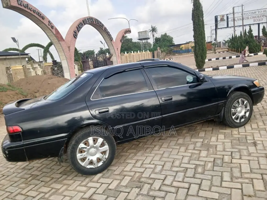 Toyota Camry 2000 Gray