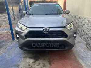 Toyota RAV4 XLE Premium FWD 2023 Silver