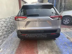 Toyota RAV4 XLE Premium FWD 2023 Silver