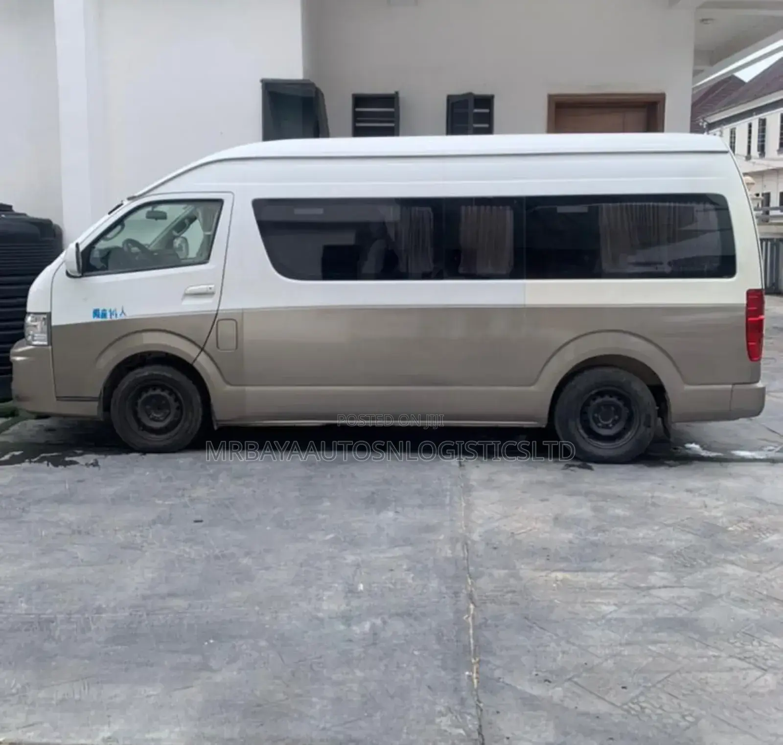 Toyota HiAce 2016 White