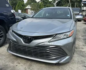 Toyota Camry XLE FWD (2.5L 4cyl 8AM) 2018 Silver