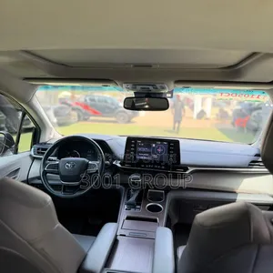Toyota Sienna XLE Woodland Edition 2022 Black
