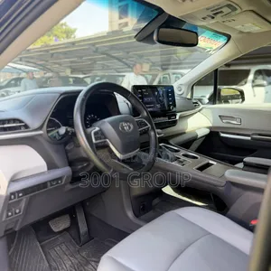 Toyota Sienna XLE Woodland Edition 2022 Black