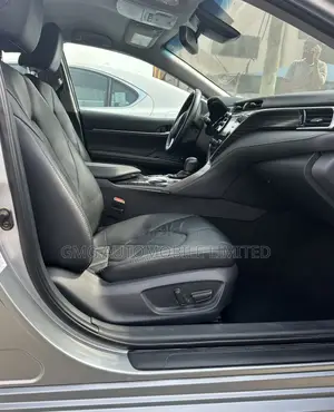 Toyota Camry XLE FWD (2.5L 4cyl 8AM) 2018 Silver