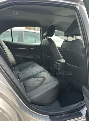 Toyota Camry XLE FWD (2.5L 4cyl 8AM) 2018 Silver