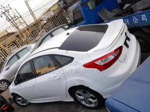 Ford Focus SE 4dr Hatchback (2.0L 4cyl 5M) 2014 White