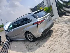 Toyota Sienna Limited 7-Passenger AWD 2021 Silver