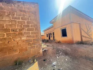 7bdrm House in Student Hostel, Jos for Sale
