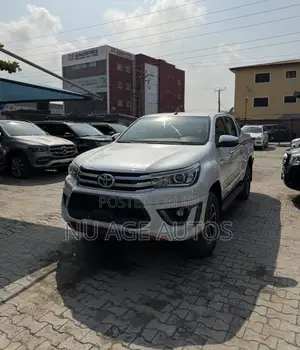 Toyota Hilux SR 4x4 2018 White