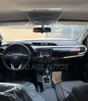 Toyota Hilux SR 4x4 2018 White