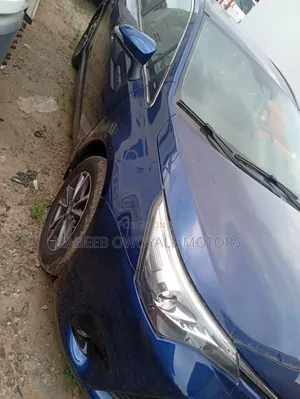 Toyota Avensis 2015 Blue