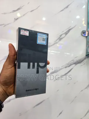 New Samsung Galaxy Z Flip4 256 GB Black