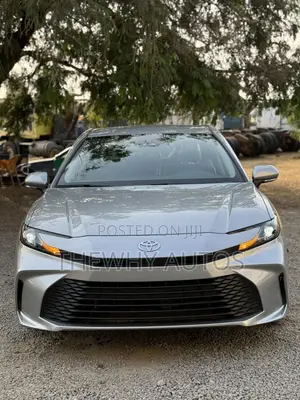 Toyota Camry LE 2025 Silver