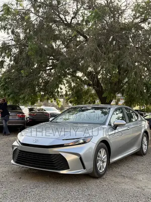 Toyota Camry LE 2025 Silver