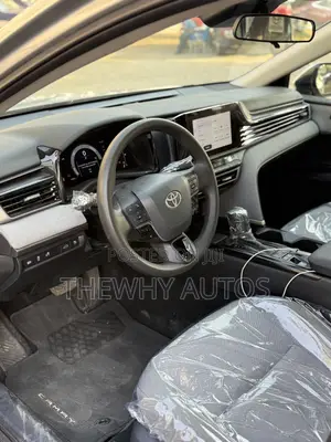 Toyota Camry LE 2025 Silver