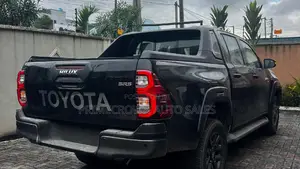 New Toyota Hilux 2025 Black