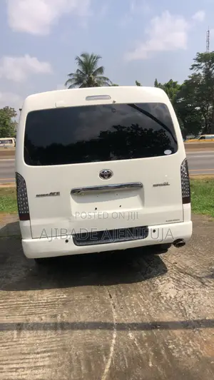 Toyota HiAce 2005 White