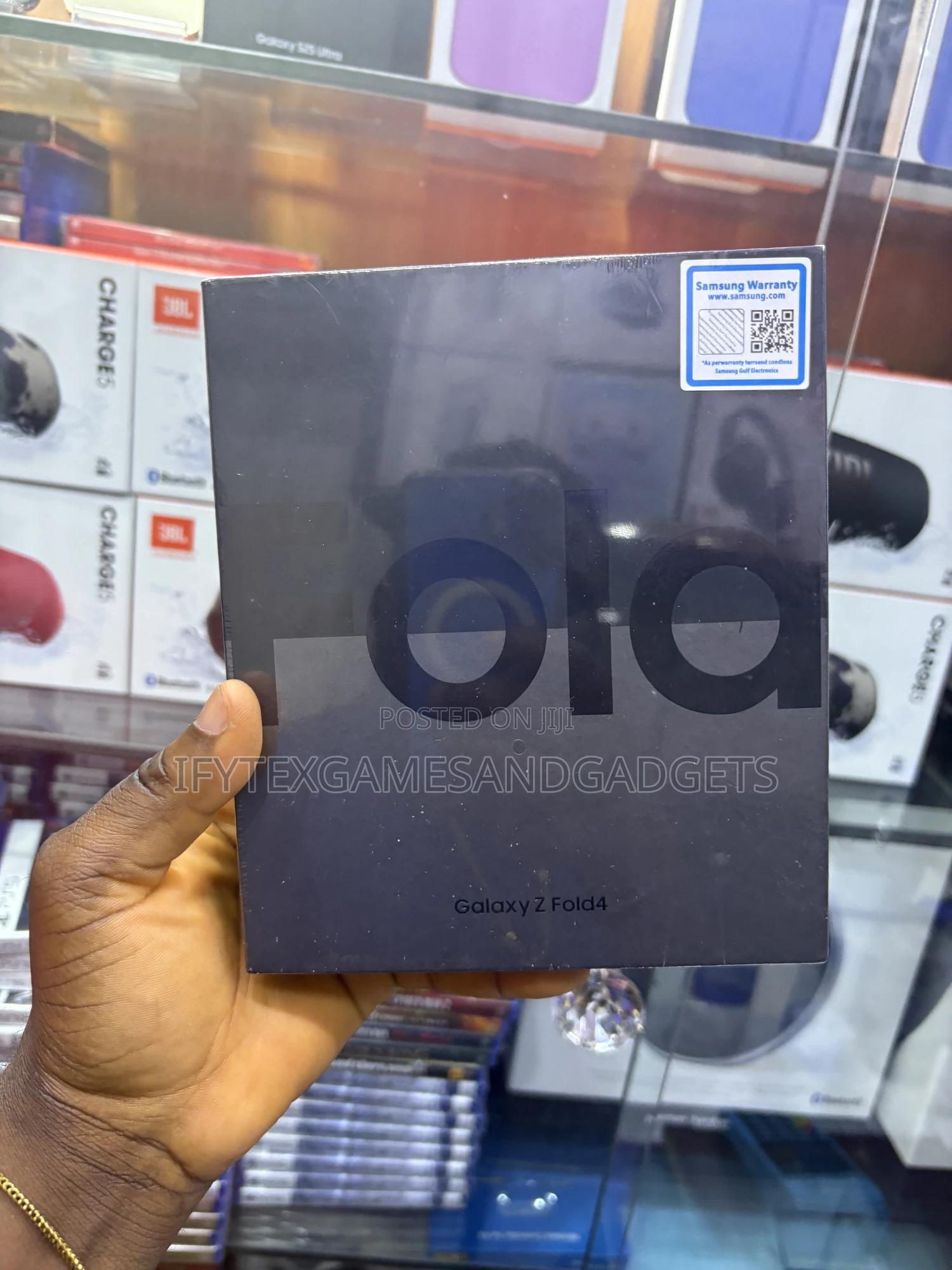 New Samsung Galaxy Z Fold4 256 GB Gold