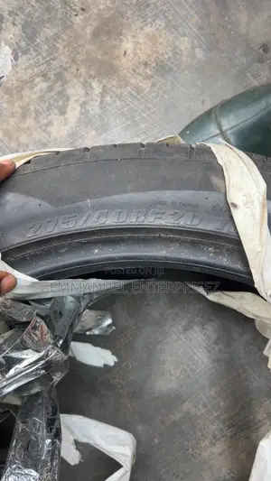 275/40r20 Run Flat Tire