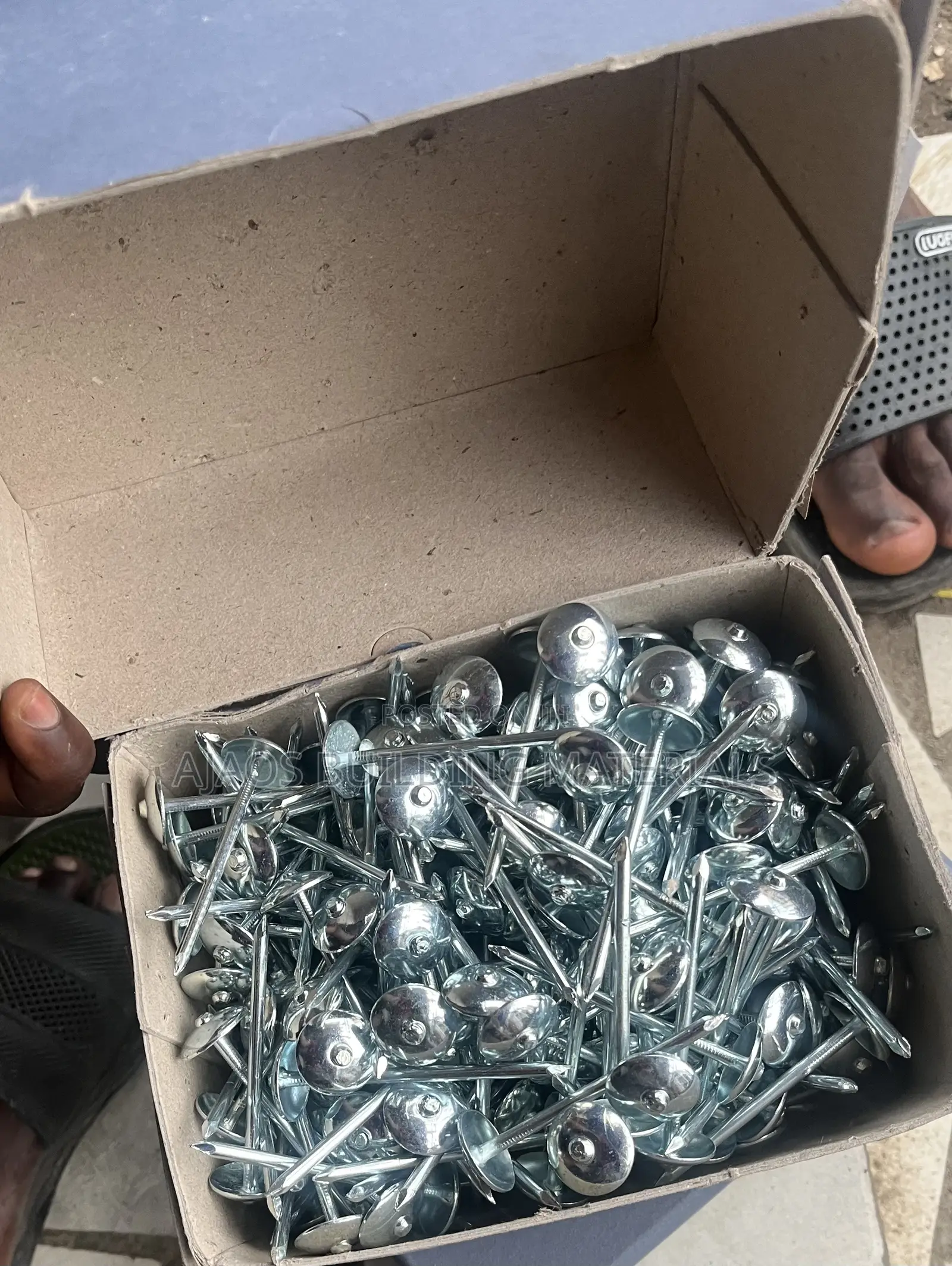 1pack 2”1/2 Roofing Nails