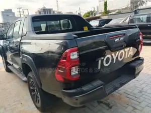 New Toyota Hilux 2025 Black