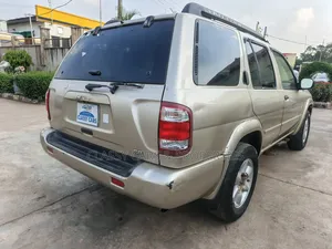 Nissan Pathfinder SE AWD SUV (3.5L 6cyl 4A) 2002 Gold