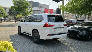 Lexus LX 570 AWD 2016 White