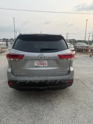 Toyota Highlander XLE 4dr SUV AWD (3.5L 6cyl 6A) 2015 Silver