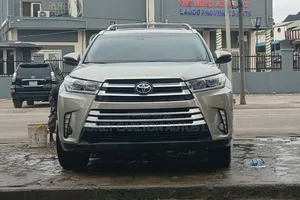 Toyota Highlander XLE 4dr SUV AWD (3.5L 6cyl 6A) 2015 Gold