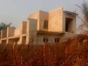 4bdrm Duplex in Oshimili North for sale