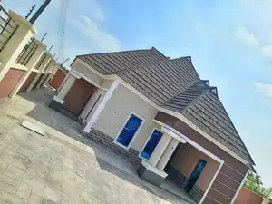 5bdrm Bungalow in Orogun, University for sale