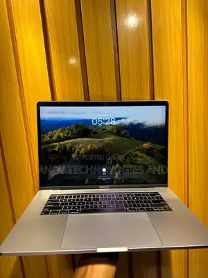 Laptop Apple MacBook 2018 16GB Intel Core I7 HDD+SSD 1T