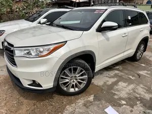Toyota Highlander XLE 4dr SUV AWD (3.5L 6cyl 6A) 2015 White