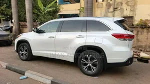 Toyota Highlander XLE 4x4 V6 (3.5L 6cyl 8A) 2018 White