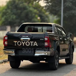 Toyota Hilux 2025 Black