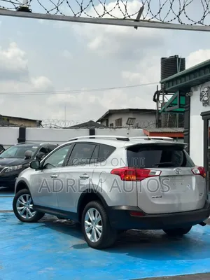 Toyota RAV4 Limited 4dr SUV AWD (2.5L 4cyl 6A) 2014 Silver