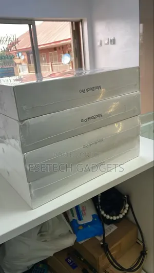 New Laptop Apple MacBook Pro 2025 M5 24GB Apple M5 HDD+SSD 1T