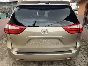 Toyota Sienna LE 8 Passenger (3.5L 6cyl 6A) 2016 Gold