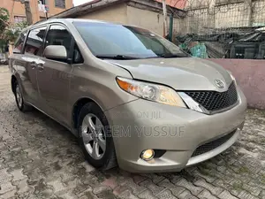 Toyota Sienna LE 8 Passenger (3.5L 6cyl 6A) 2016 Gold