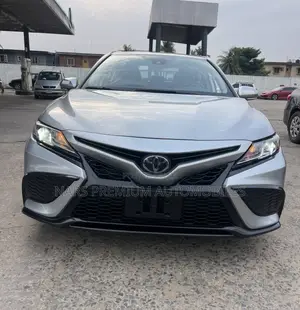Toyota Camry SE 2021 Silver