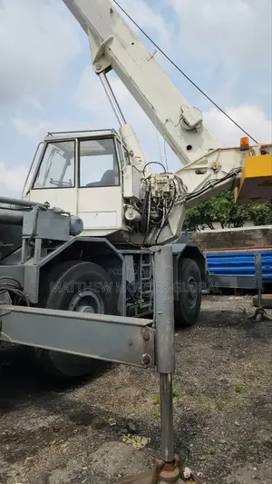 Foreign Used Motorized Rough Terrain Crane 20 Tons