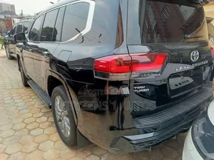 Toyota Land Cruiser LC300 2023 Black