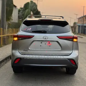 Toyota Highlander Limited 2022 Silver