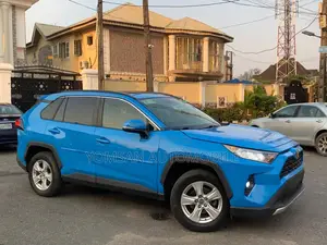Toyota RAV4 XLE AWD 2019 Blue