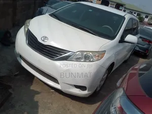 Toyota Sienna LE FWD 8-Passenger 2013 White