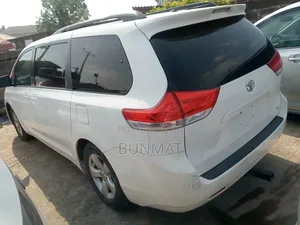 Toyota Sienna LE FWD 8-Passenger 2013 White