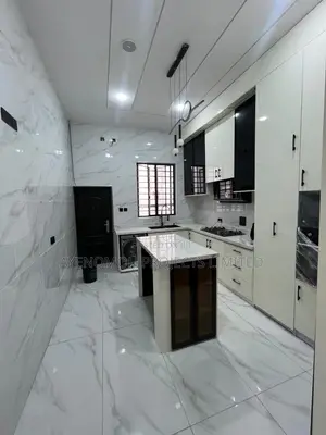 5bdrm House in Ikota Lekki Gra for sale