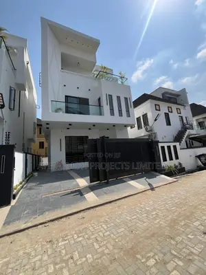 5bdrm House in Ikota Lekki Gra for sale