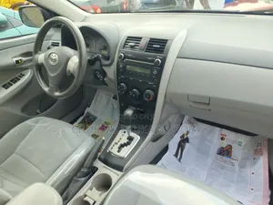 Toyota Corolla LE 4dr Sedan (1.8L 4cyl 4A) 2010 Silver